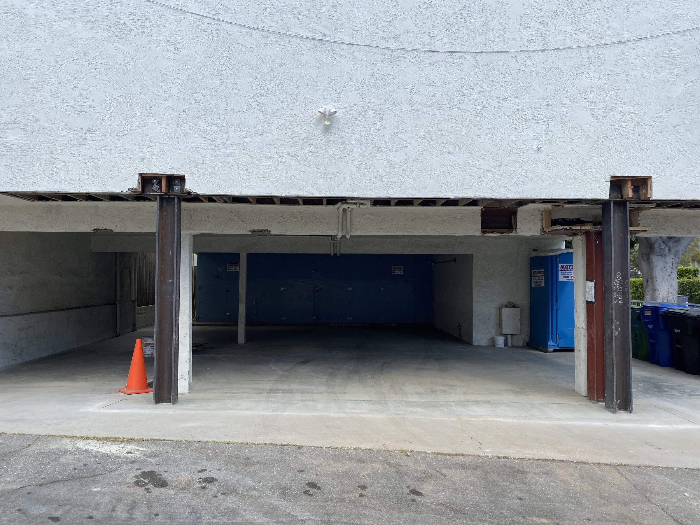 Steel columns set โ exterior view, new slab poured