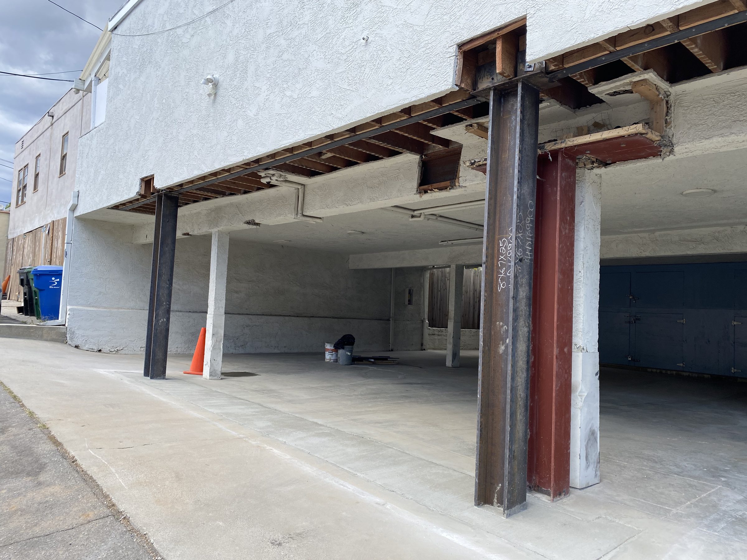 Steel columns and beam โ full exterior column line